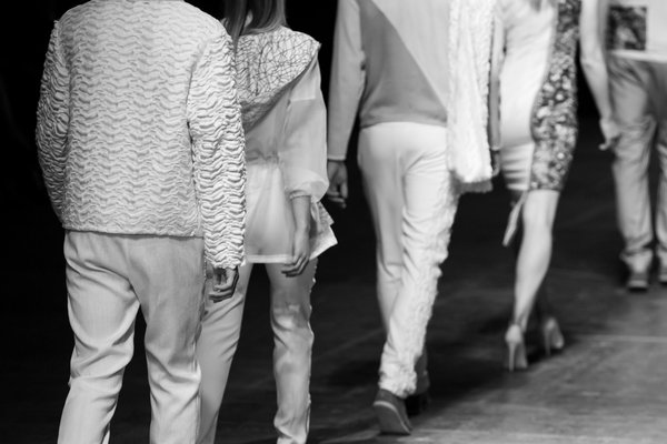 Défiler avec confiance : conseils pour une allure assurée sur le catwalk de la vie