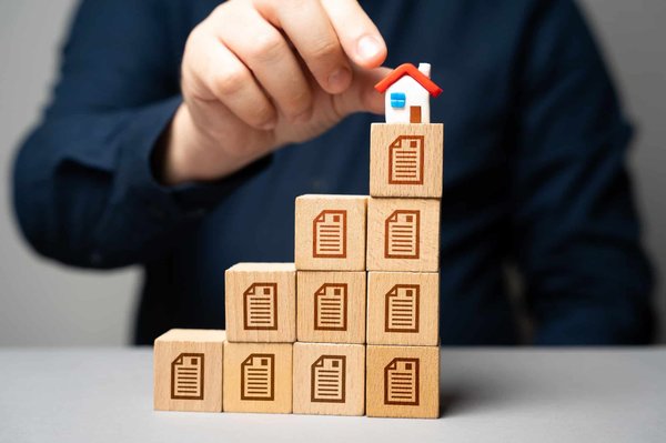 Comment un constructeur de maison gère-t-il les permis et réglementations?